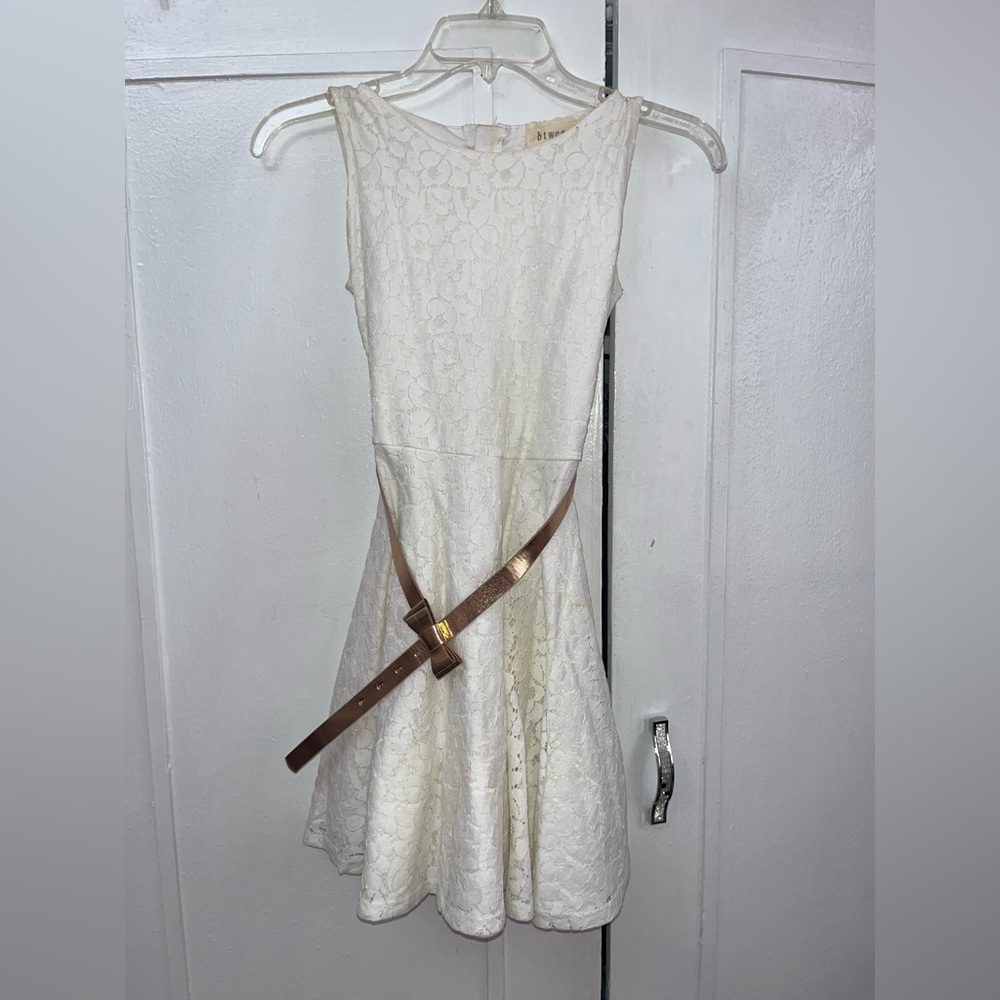 This lovely flowy lacy dress is beautiful for any formal occasion. Belt included